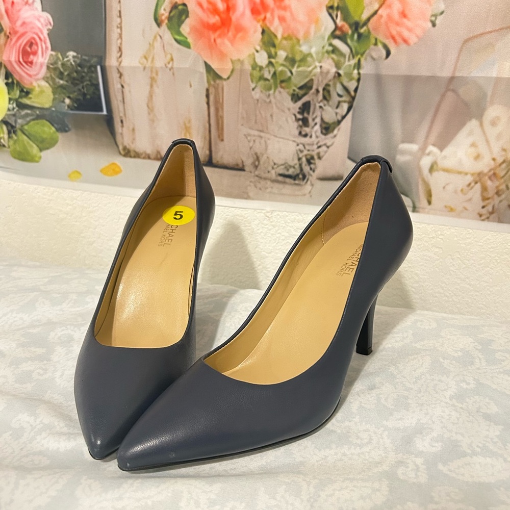 Michael Kors Elegant Navy Blue Heels Size 5M NWOT